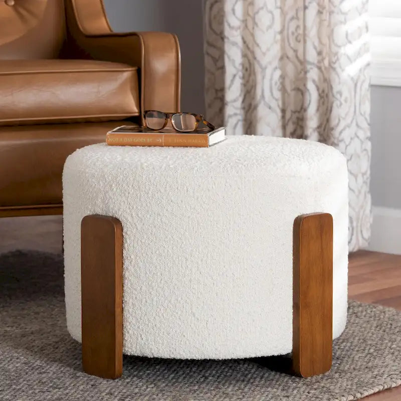Moderner Japandi Hocker aus Bouclé-Stoff und Holz