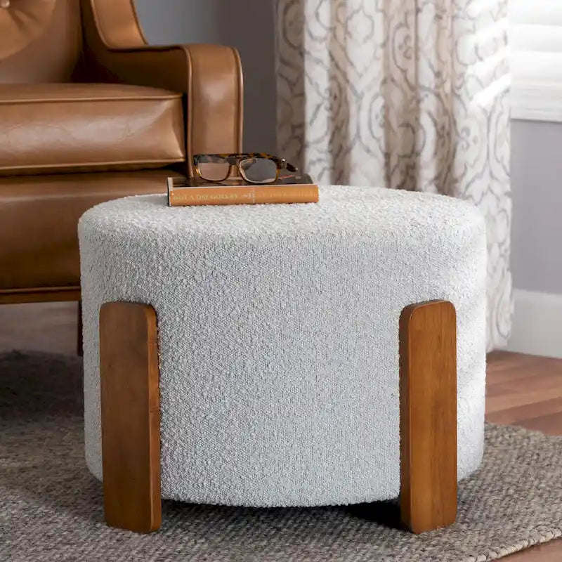 Moderner Japandi Hocker aus Bouclé-Stoff und Holz