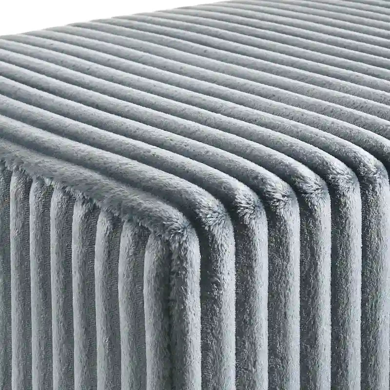 Akzentbank mit breitem Cordbezug und Metallbeinen