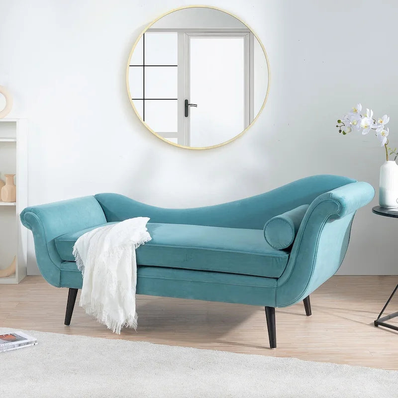 Indoor-Chaiselongue mit gerollten Armlehnen und Akzentkissen
