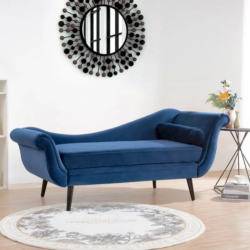 Indoor-Chaiselongue mit gerollten Armlehnen und Akzentkissen