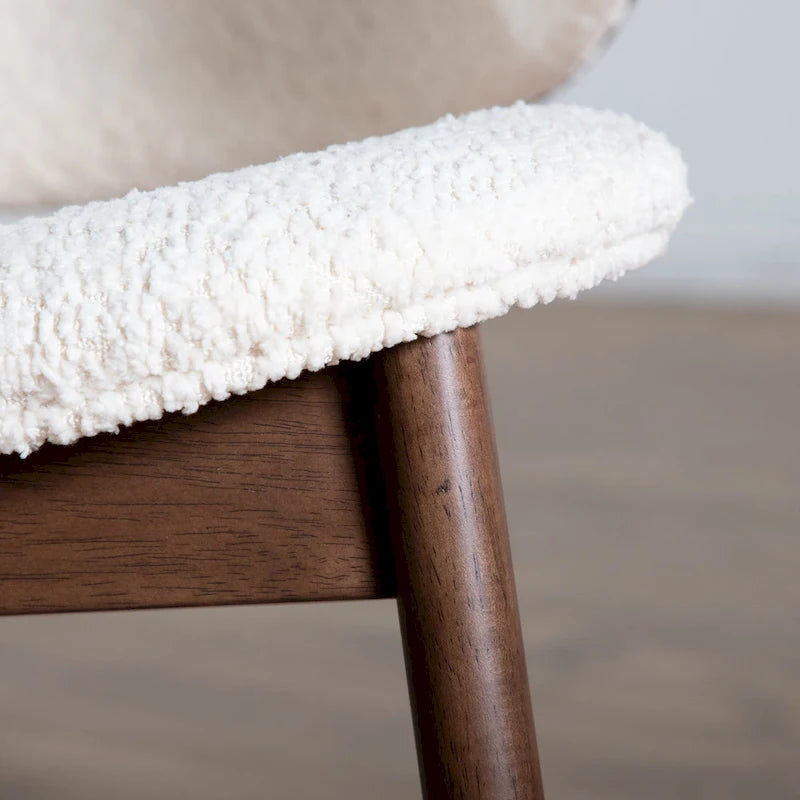 Mid-Century Modern Bouclé Ohrensessel mit Beinen aus Nussbaumholz